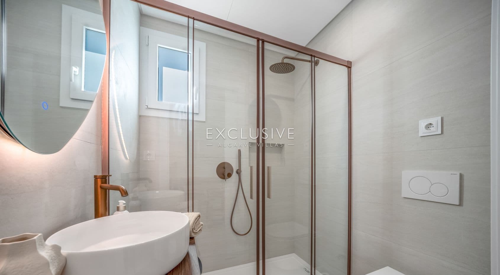 Sie neue, moderne Villen mit 3 Schlafzimmern, die Eleganz und Komfort vereinen, in Quarteira