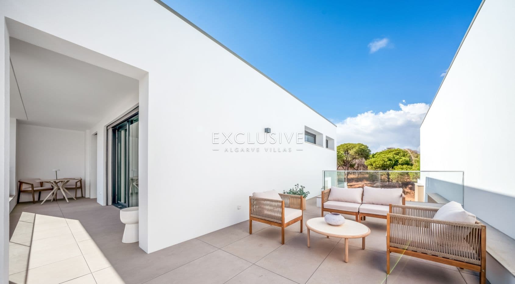 Sie neue, moderne Villen mit 3 Schlafzimmern, die Eleganz und Komfort vereinen, in Quarteira