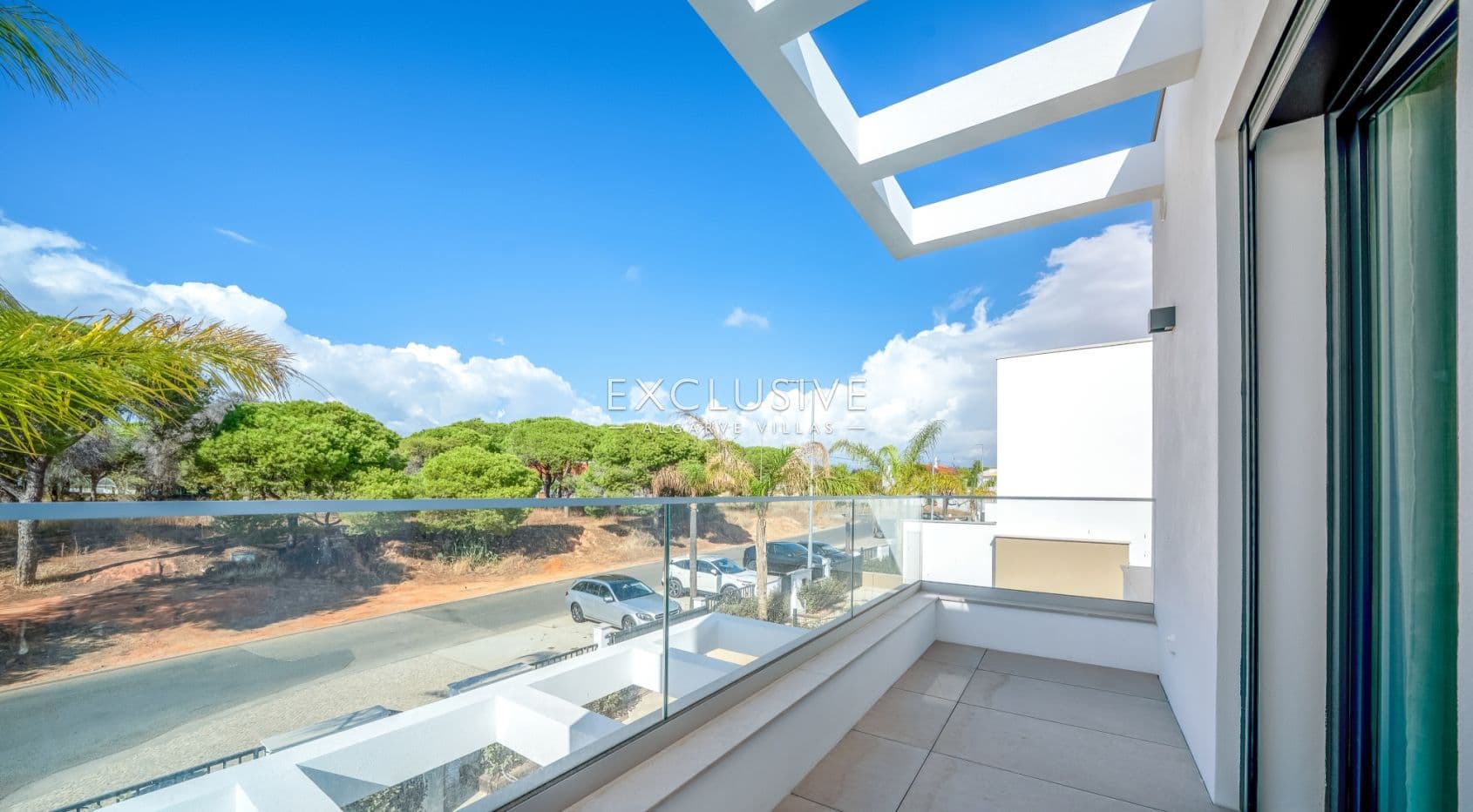 Sie neue, moderne Villen mit 3 Schlafzimmern, die Eleganz und Komfort vereinen, in Quarteira
