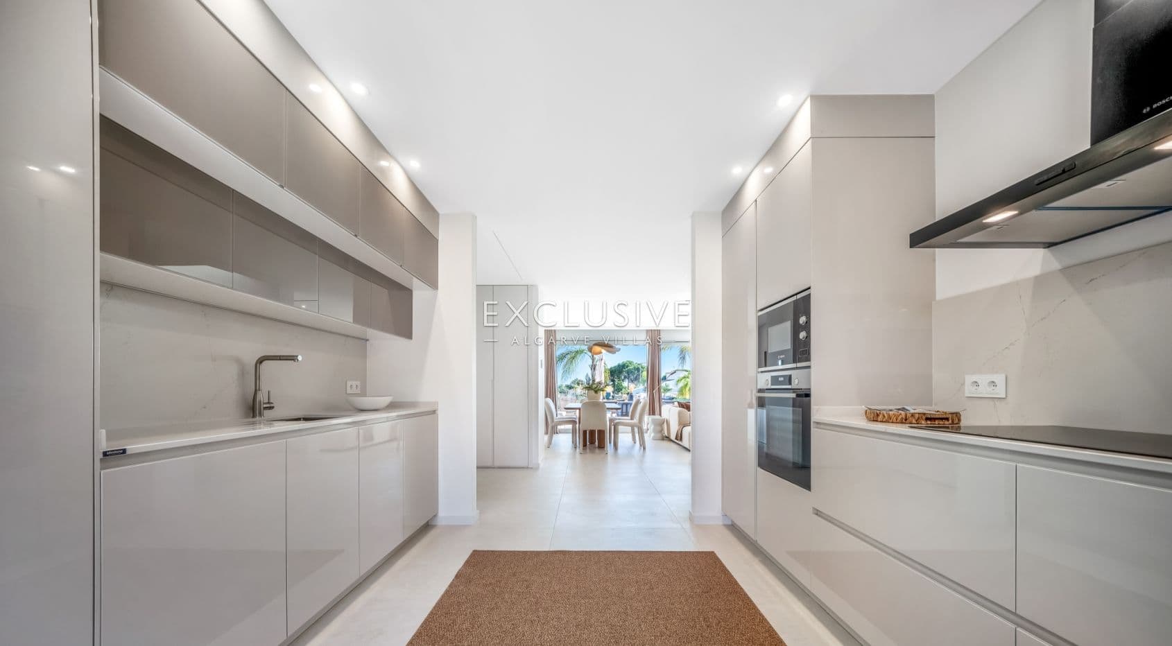 Sie neue, moderne Villen mit 3 Schlafzimmern, die Eleganz und Komfort vereinen, in Quarteira