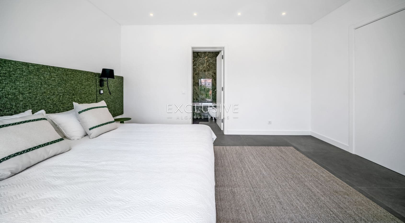 moradia contemporânea, nova, com 4 quartos, em Lagos, a 1,5 km da praia do Porto de Mós