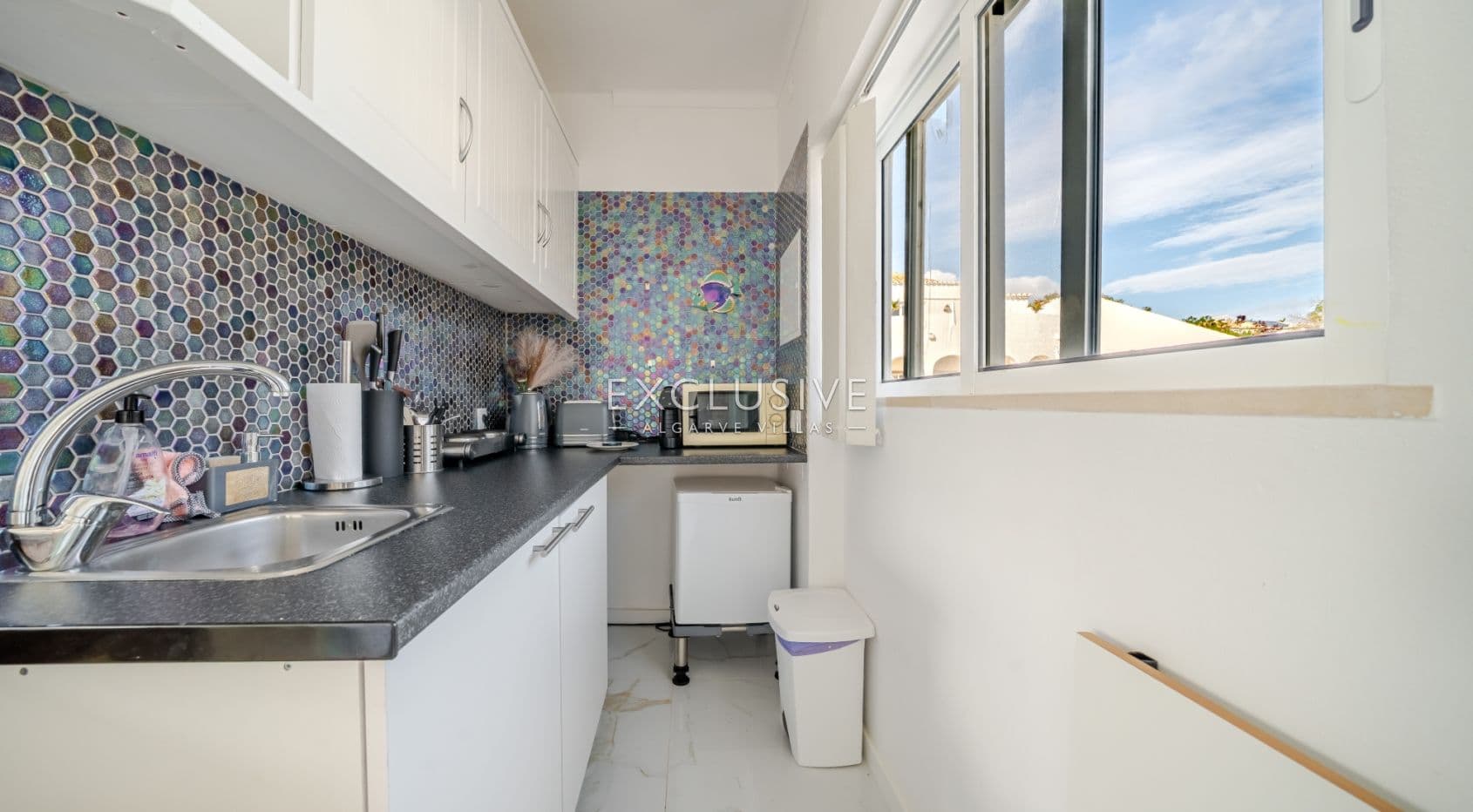 Panoramic Sea-View Villa in Carvoeiro — 6 Bedrooms, Heated Saltwater Pool, Tennis Court & Walk to To