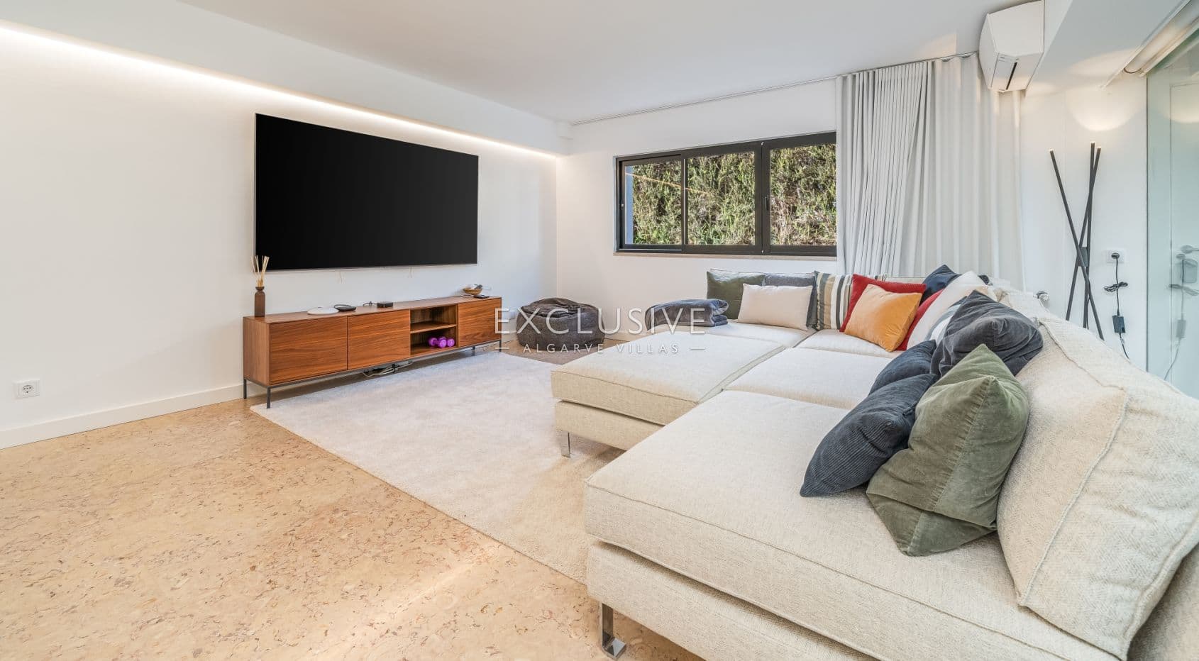 Elegant Villa with Exceptional Views & Direct Palmares Golf Access, Algarve