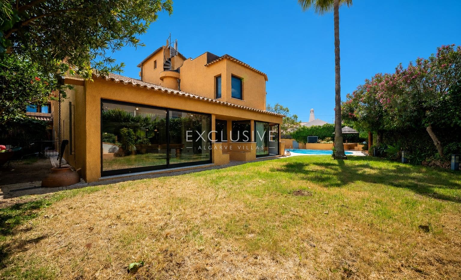 een monumentaal verblijf met 6+2 slaapkamers in het hart van de Algarve
