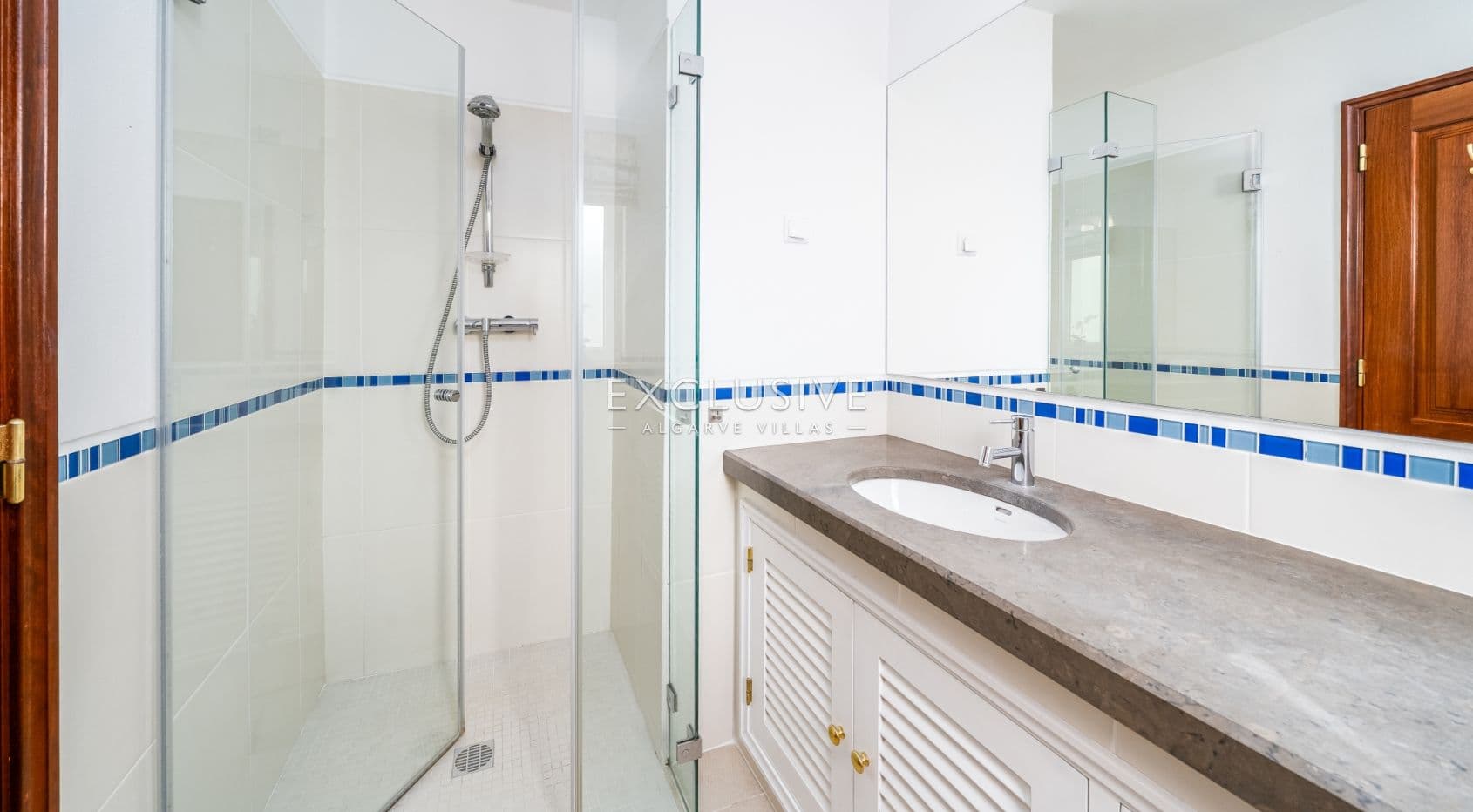 Villa met vier slaapkamers en prachtig uitzicht op zee in Praia da Luz
