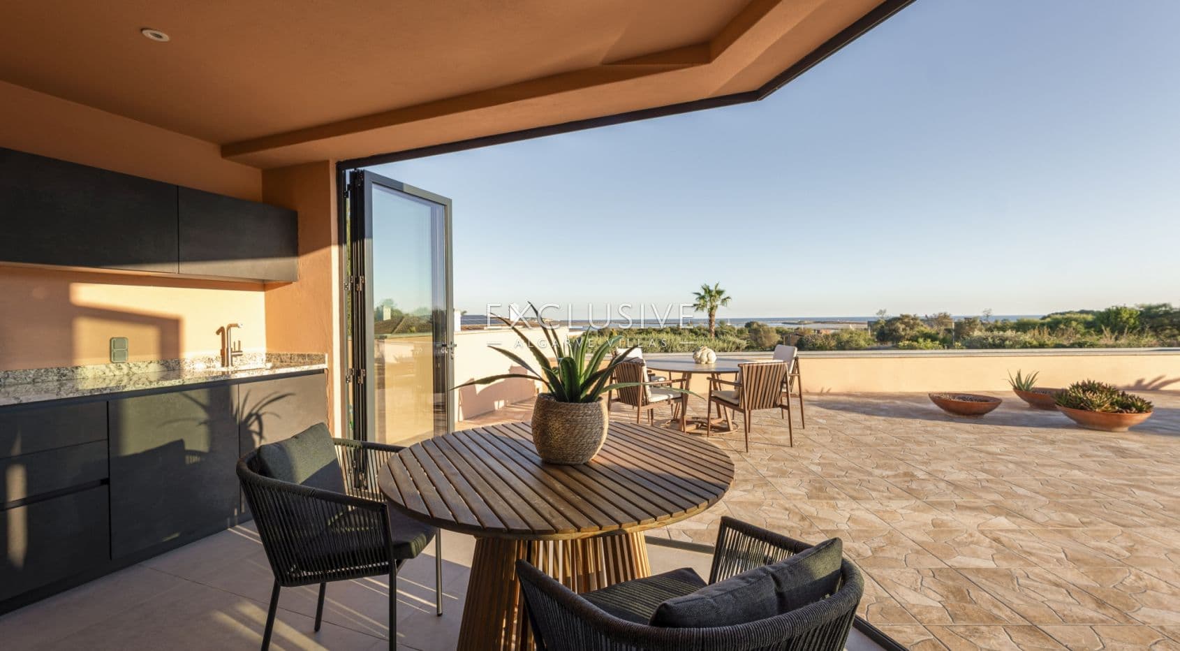 Luxuriöse, moderne Villa neben dem Golfplatz Palmares mit Panoramablick auf das Meer in