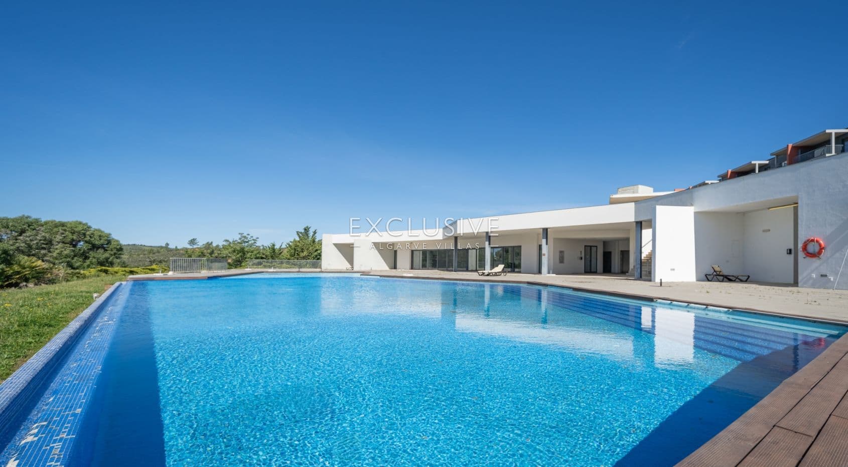 2 Bedroom Apartment with Parking and Pool in Portimão, Algarve