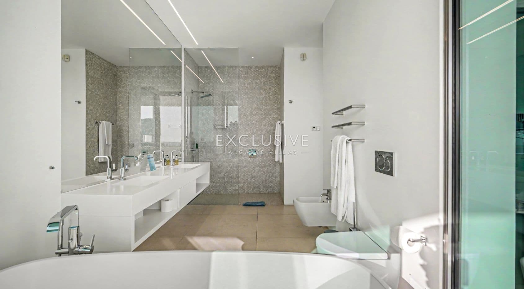 Luxe villa met 6 slaapkamers en 360° uitzicht op zee in Canavial, Lagos