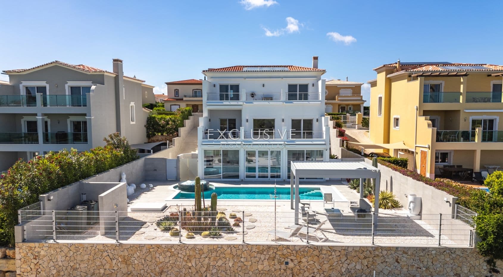 Exceptional Golf & Sea View Villa in Boavista, Lagos-2