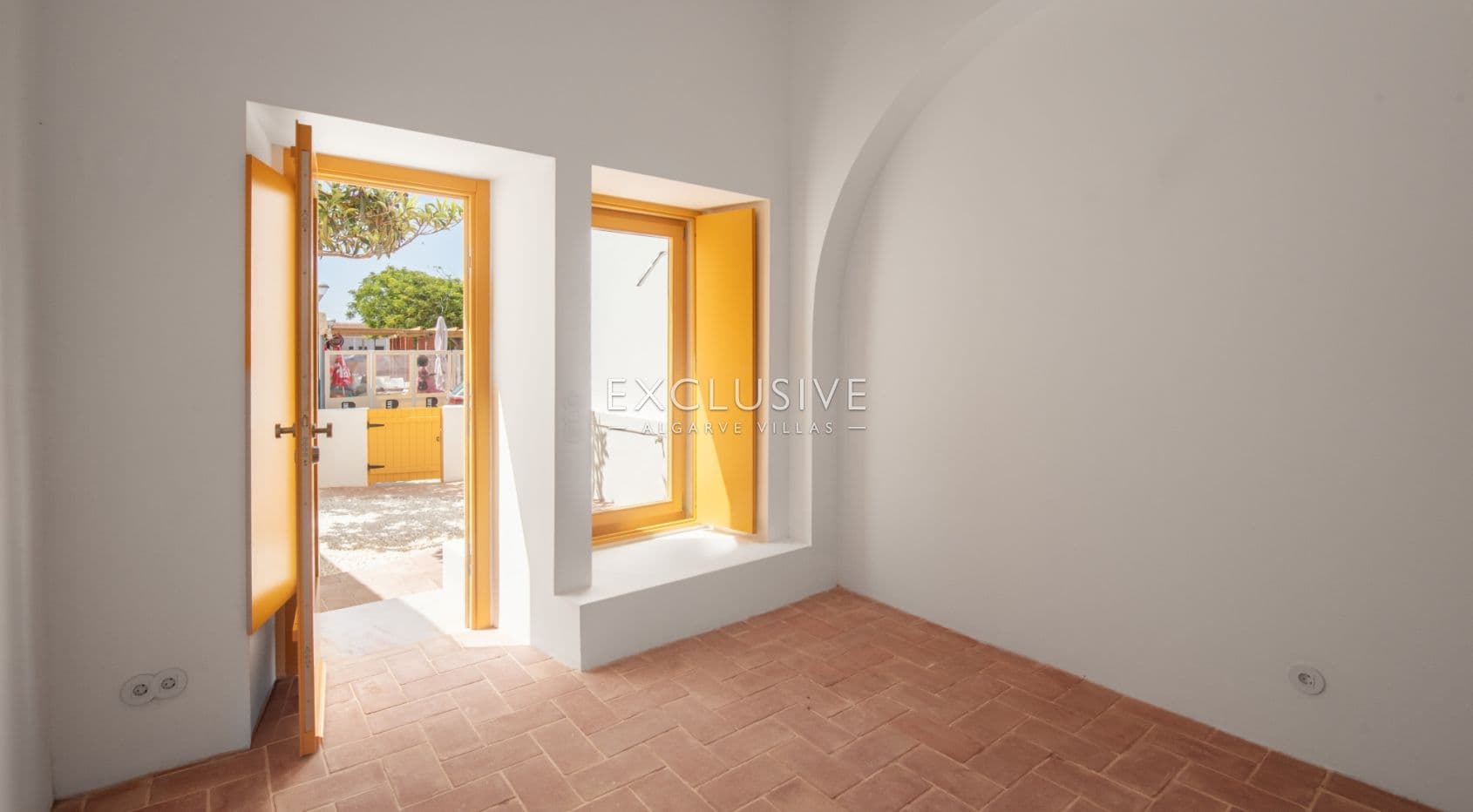 Gloednieuw herenhuis in het centrum van Vila do Bispo, Algarve