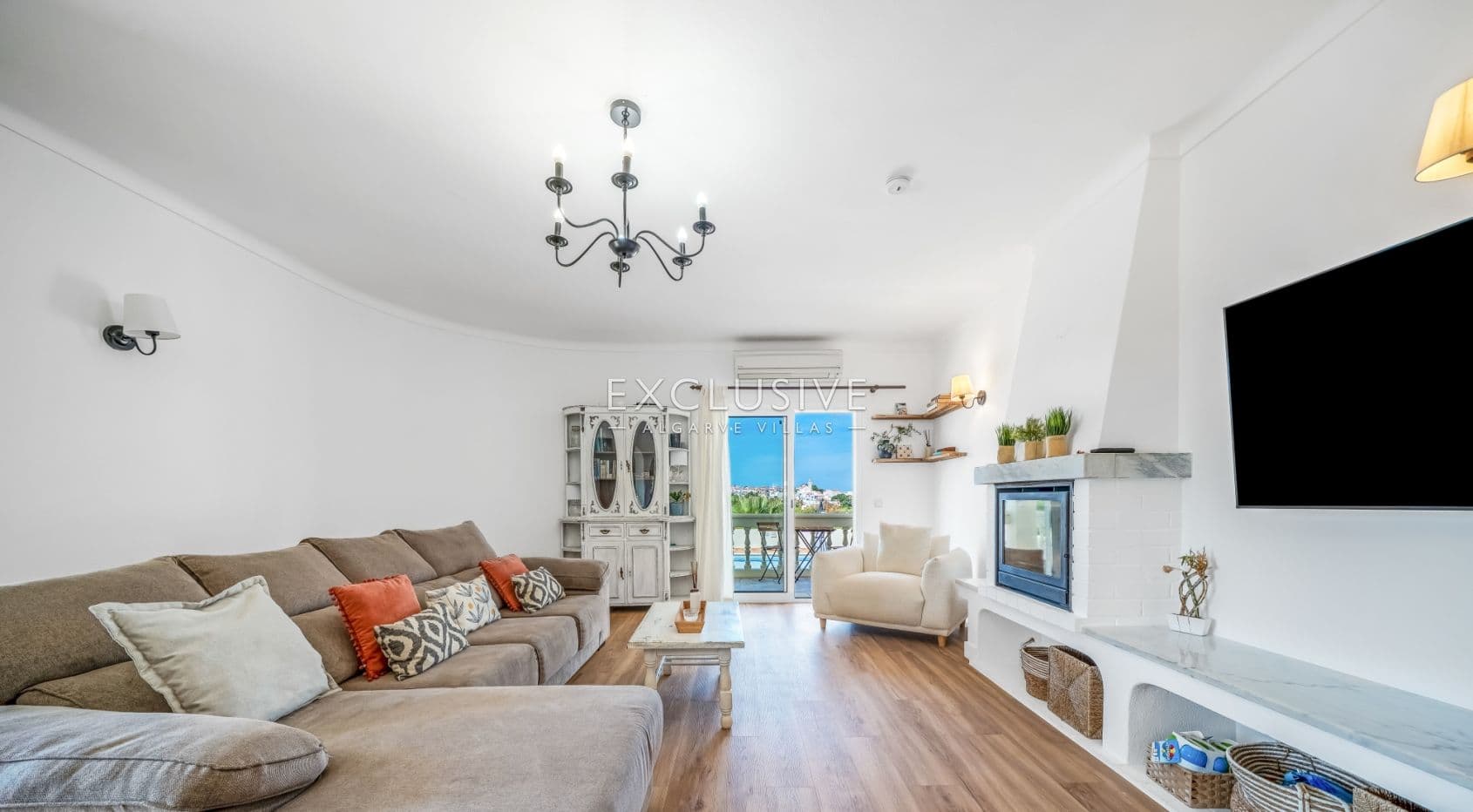 Exclusive 4+1 bedroom Villa with heated pool on 7910m2 plot in Porches, Algarve