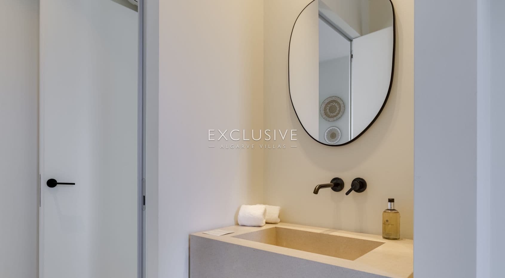 Entdecken Sie eine atemberaubende neue 3-Schlafzimmer-Villa in Santa Bárbara de Nexe, Al
