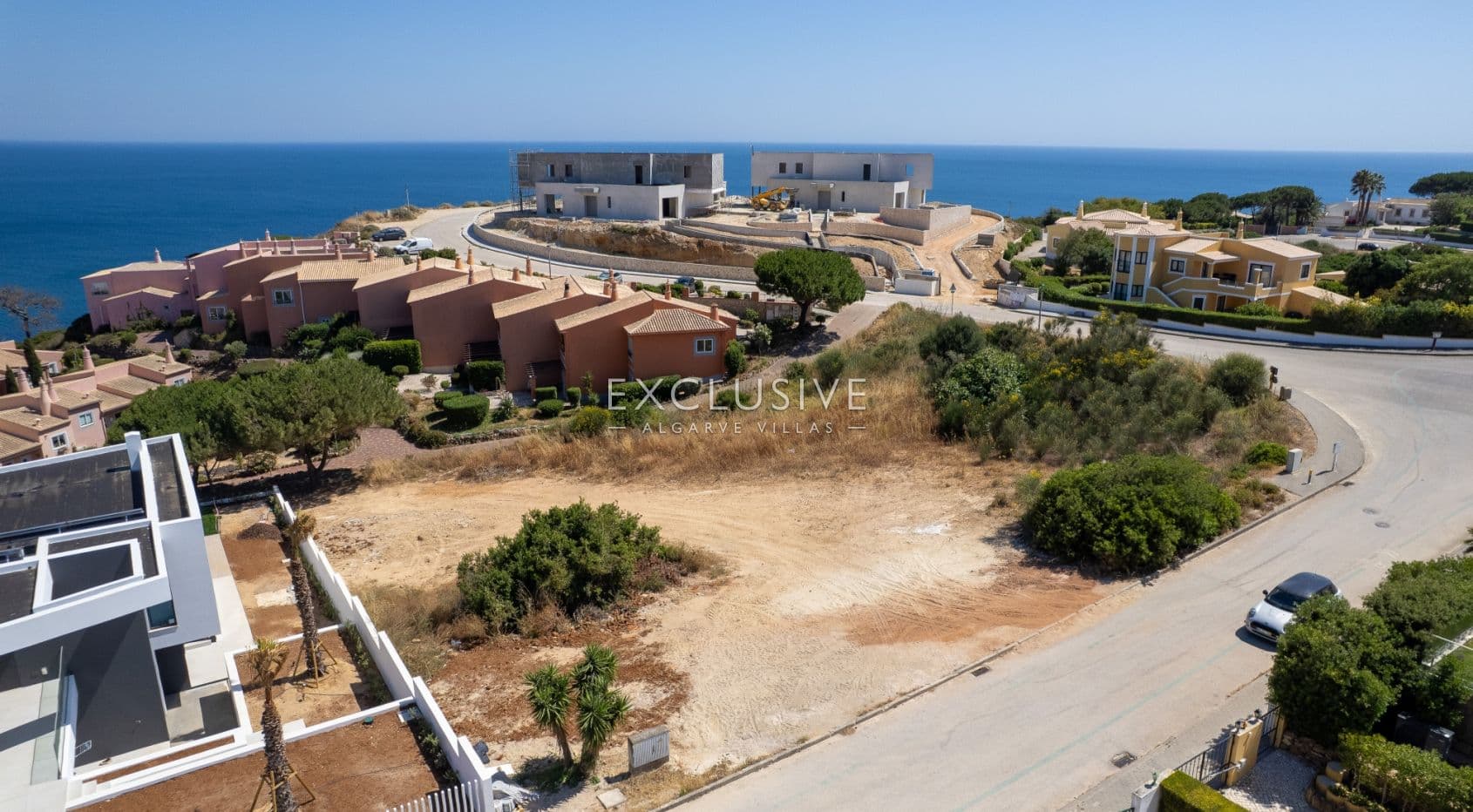 Grundstück mit Meerblick und genehmigtem Bauprojekt für eine moderne Villa in Praia da Luz an der Al-2