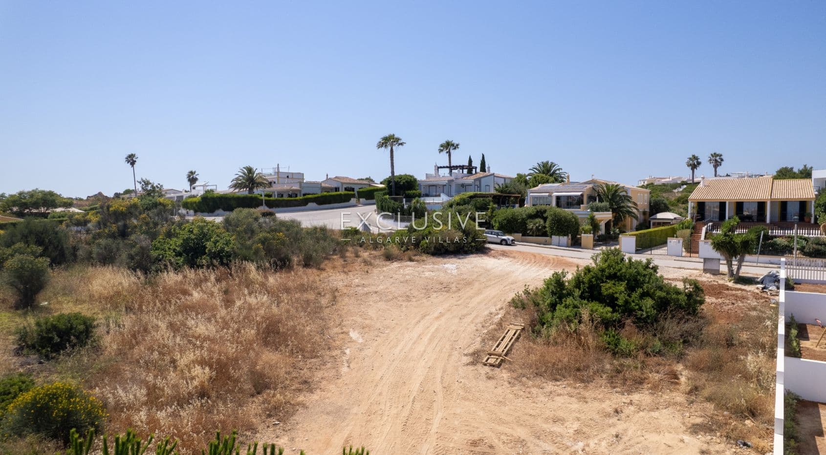 Grundstück mit Meerblick und genehmigtem Bauprojekt für eine moderne Villa in Praia da Luz an der Al