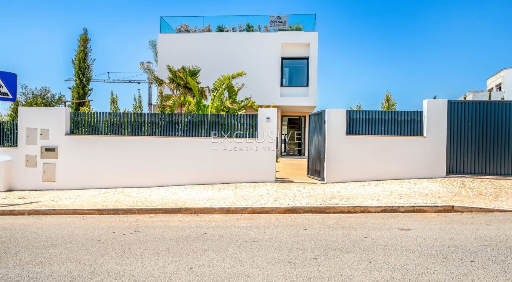 New 4-Bed Luxury Villa with Pool in Encosta Dourada, Pêra, Algarve