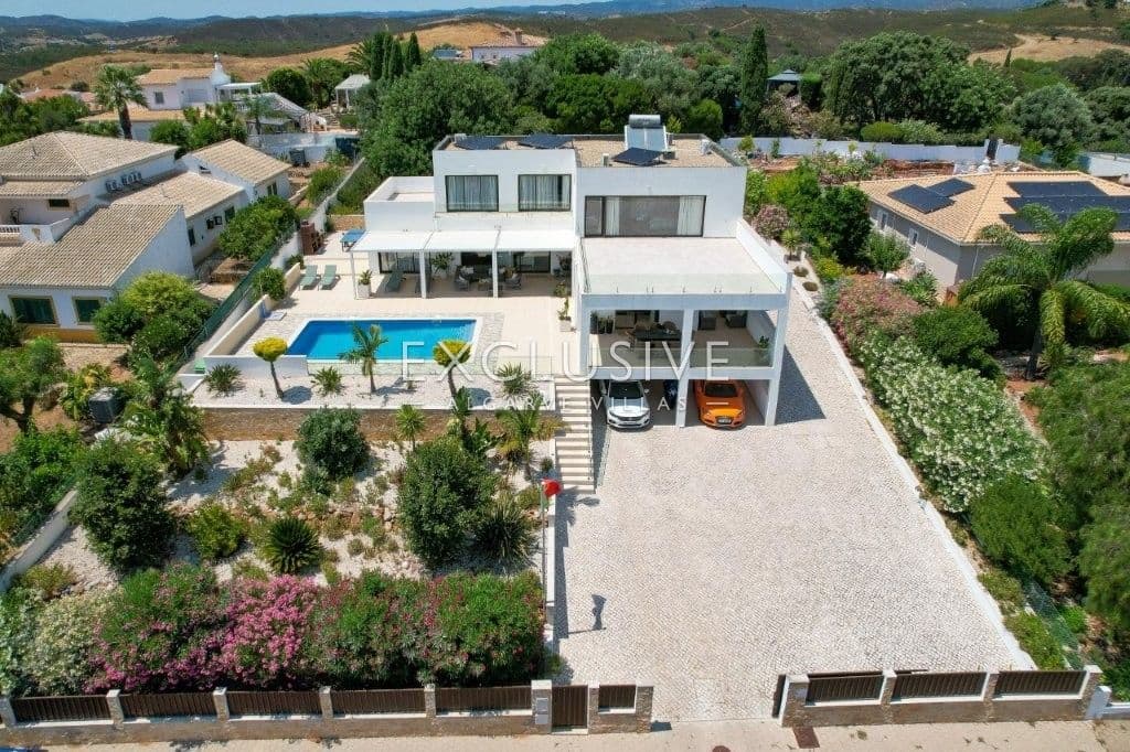 South-east facing Contemporary 4 Bedroom Villa with Pool north of Portimao, Algarve
