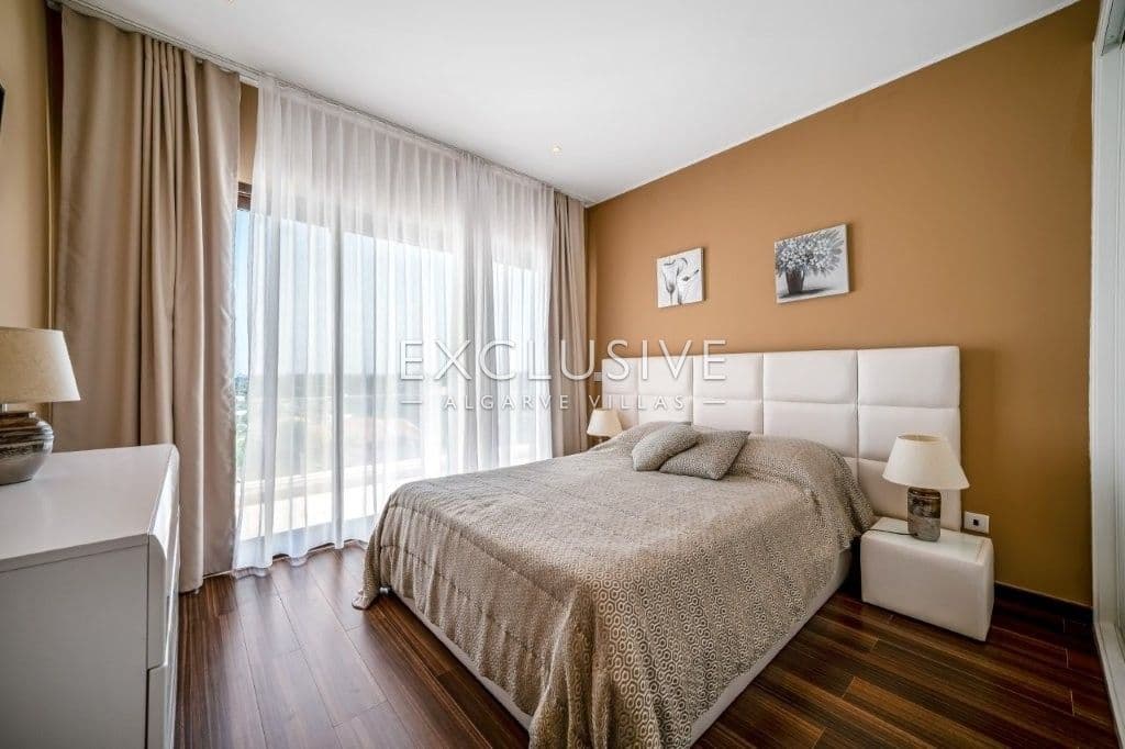 South-east facing Contemporary 4 Bedroom Villa with Pool north of Portimao, Algarve