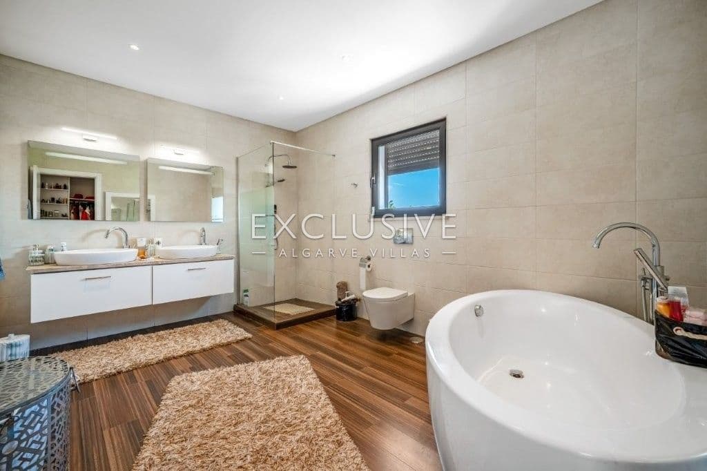 South-east facing Contemporary 4 Bedroom Villa with Pool north of Portimao, Algarve