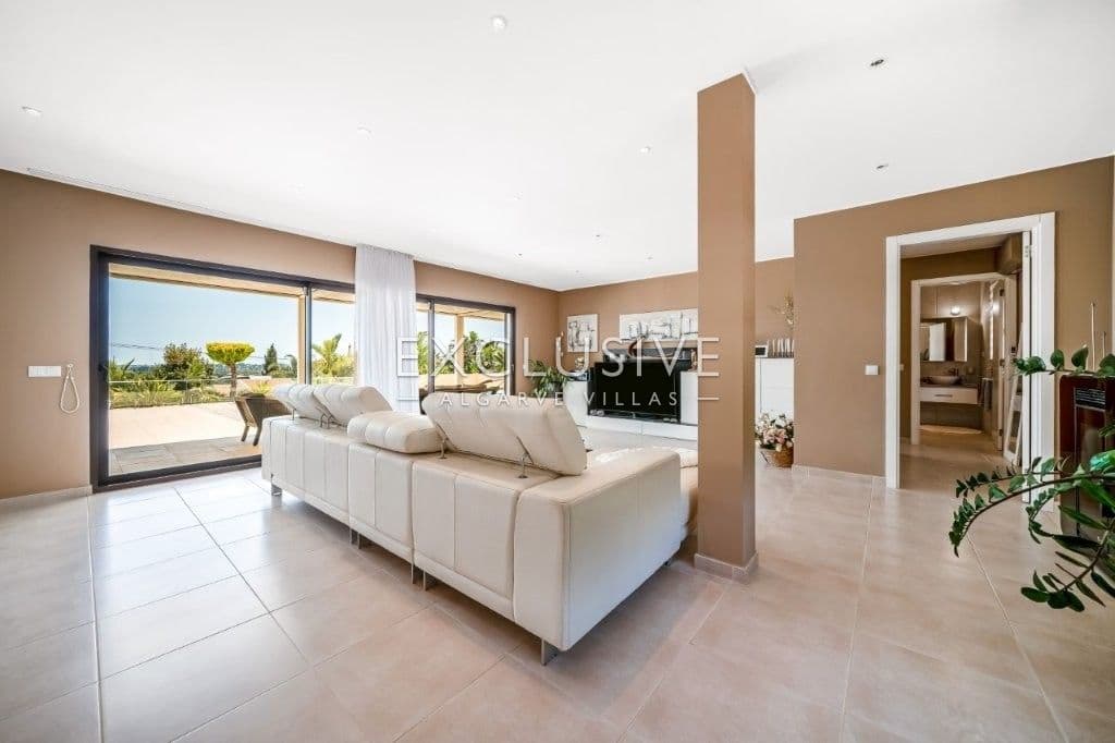 South-east facing Contemporary 4 Bedroom Villa with Pool north of Portimao, Algarve