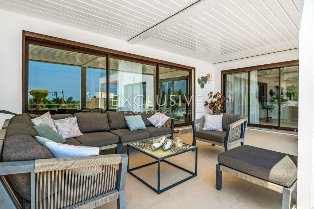 South-east facing Contemporary 4 Bedroom Villa with Pool north of Portimao, Algarve