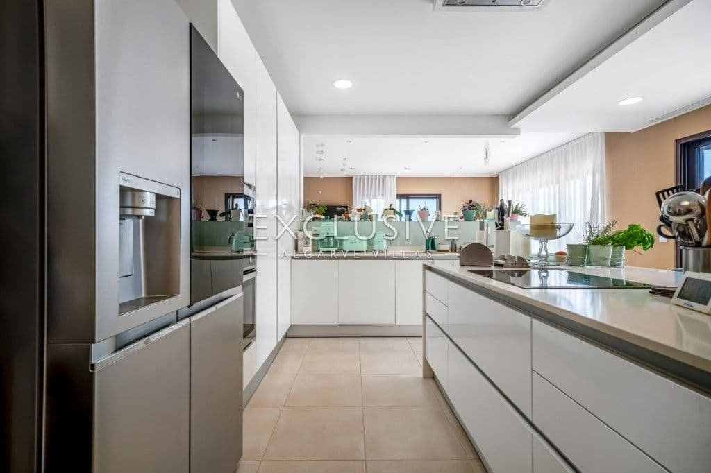 South-east facing Contemporary 4 Bedroom Villa with Pool north of Portimao, Algarve