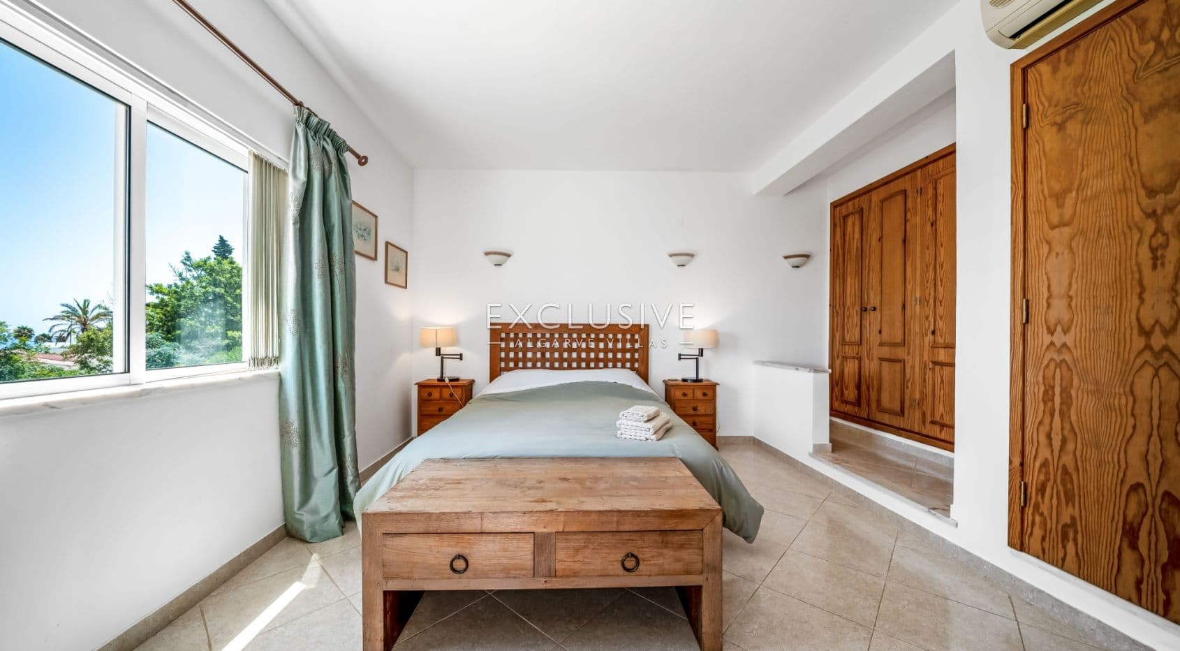 4 bedroom seaview villa in Carvoeiro with large gardens, including tennis court and pool.