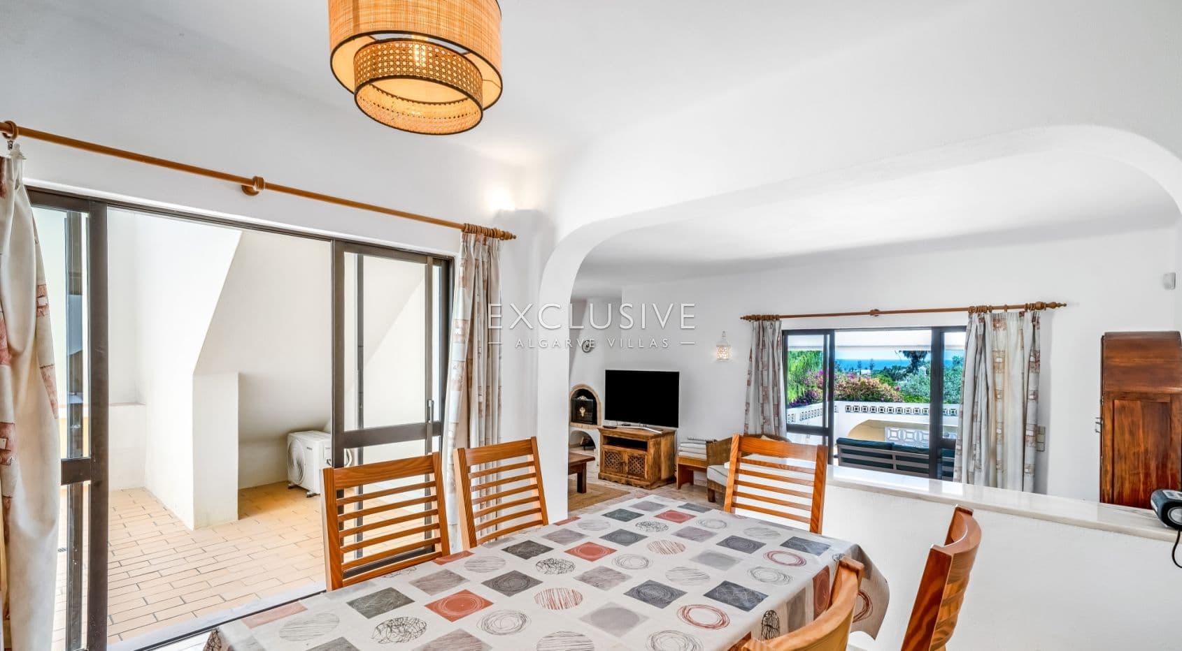 4 bedroom seaview villa in Carvoeiro with large gardens, including tennis court and pool.