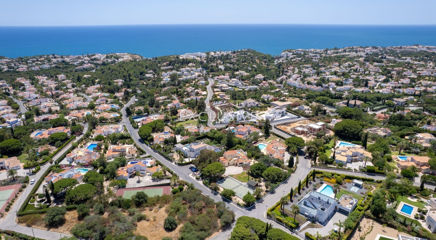 4 bedroom seaview villa in Carvoeiro with large gardens, including tennis court and pool.