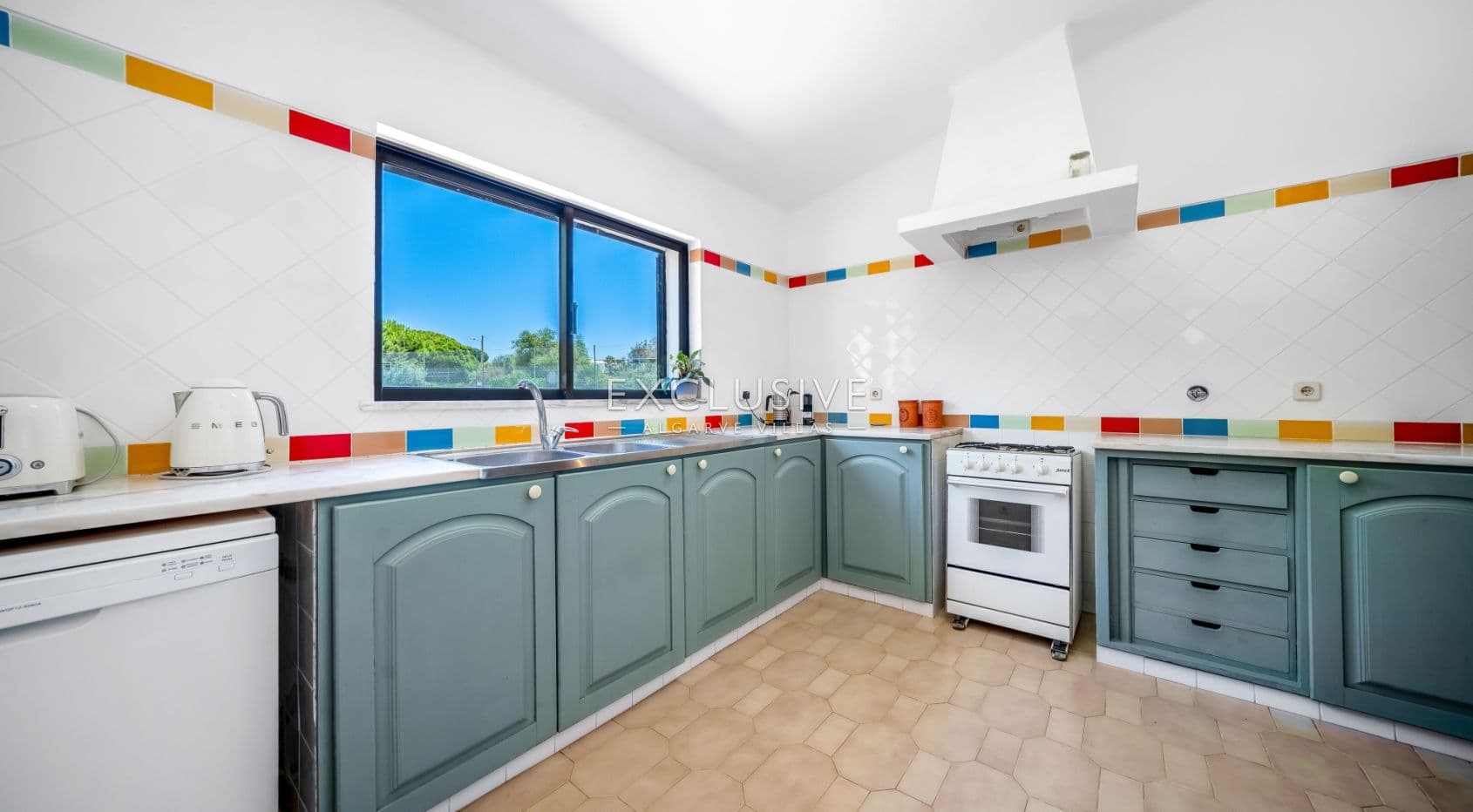 4 bedroom seaview villa in Carvoeiro with large gardens, including tennis court and pool.
