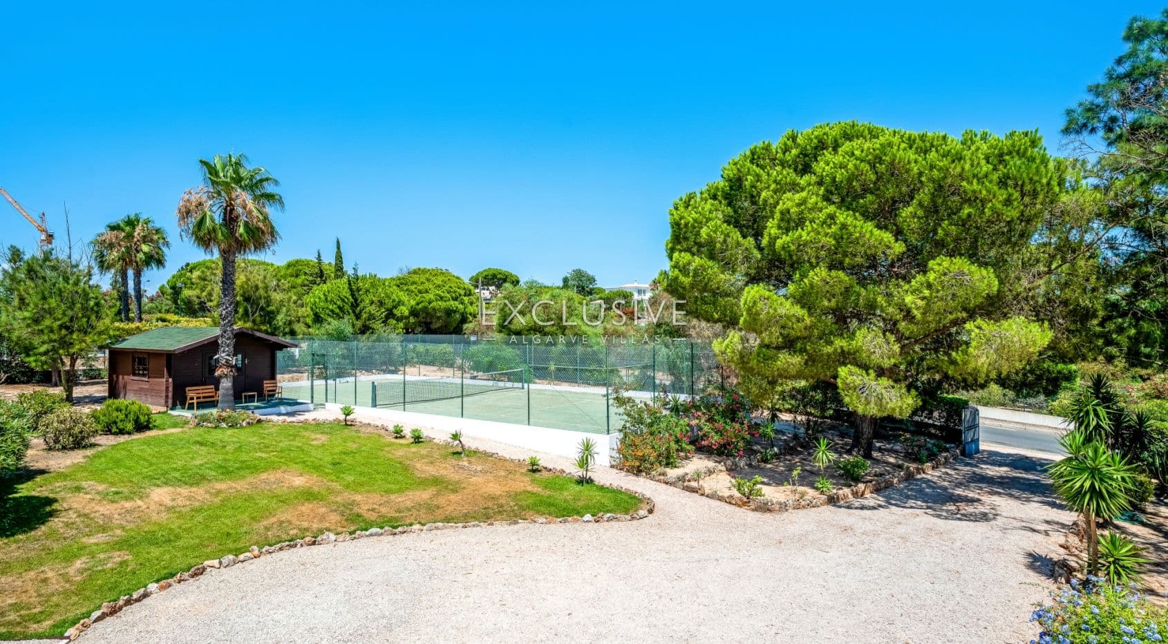 4 bedroom seaview villa in Carvoeiro with large gardens, including tennis court and pool.