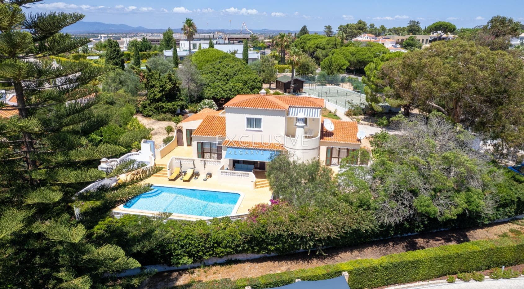 4 bedroom seaview villa in Carvoeiro with large gardens, including tennis court and pool.