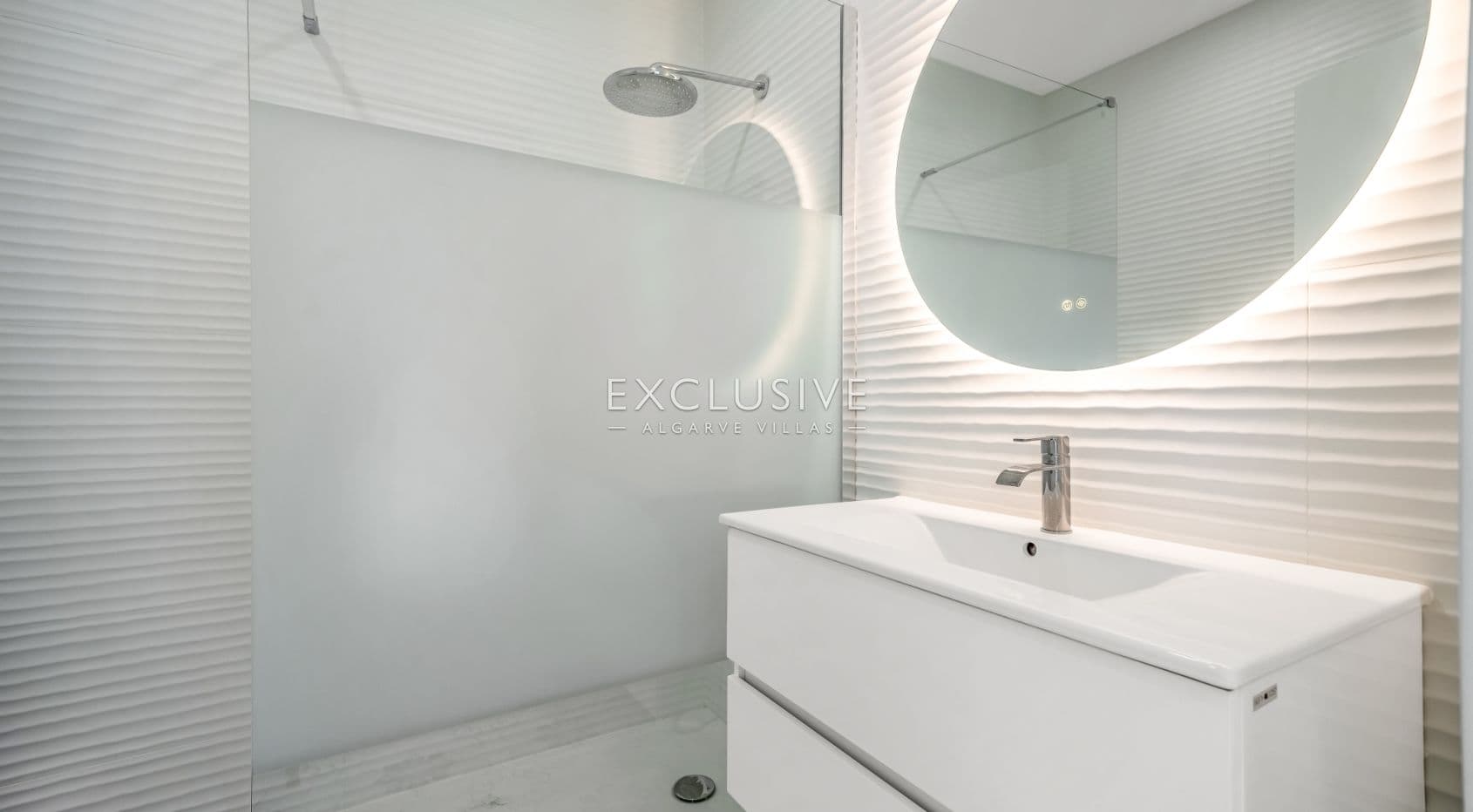 Top-Floor 3-Bedroom Apartment with Sea Views in Lagos