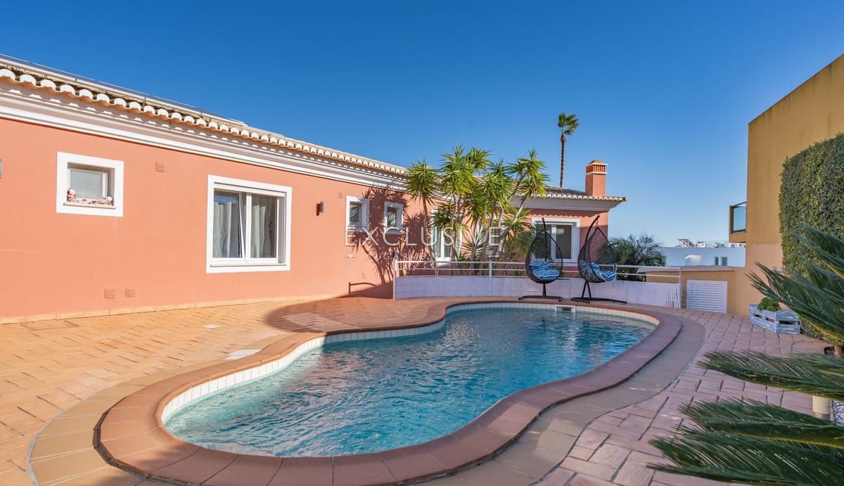 Villa met 3+2 slaapkamers, zwembad en gastenverblijf in Cerro das Mós, Lagos, Algarve
