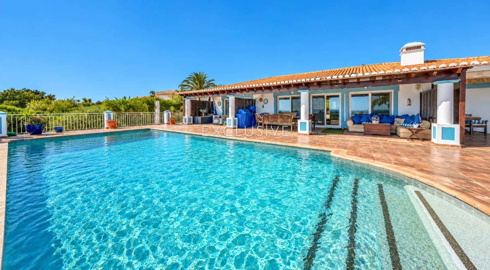 Sea front villa in Praia da Luz, Lagos