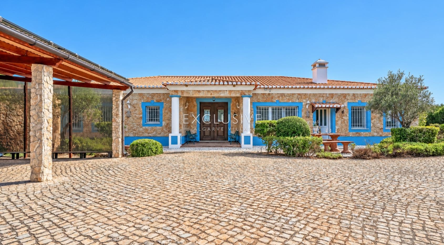 Sea front villa in Praia da Luz, Lagos