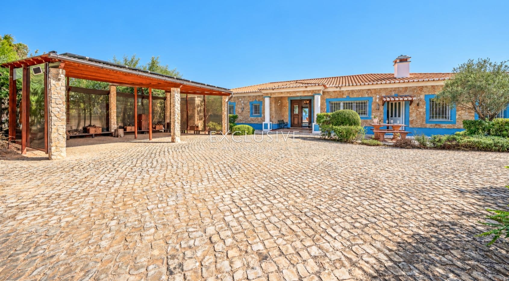 Sea front villa in Praia da Luz, Lagos