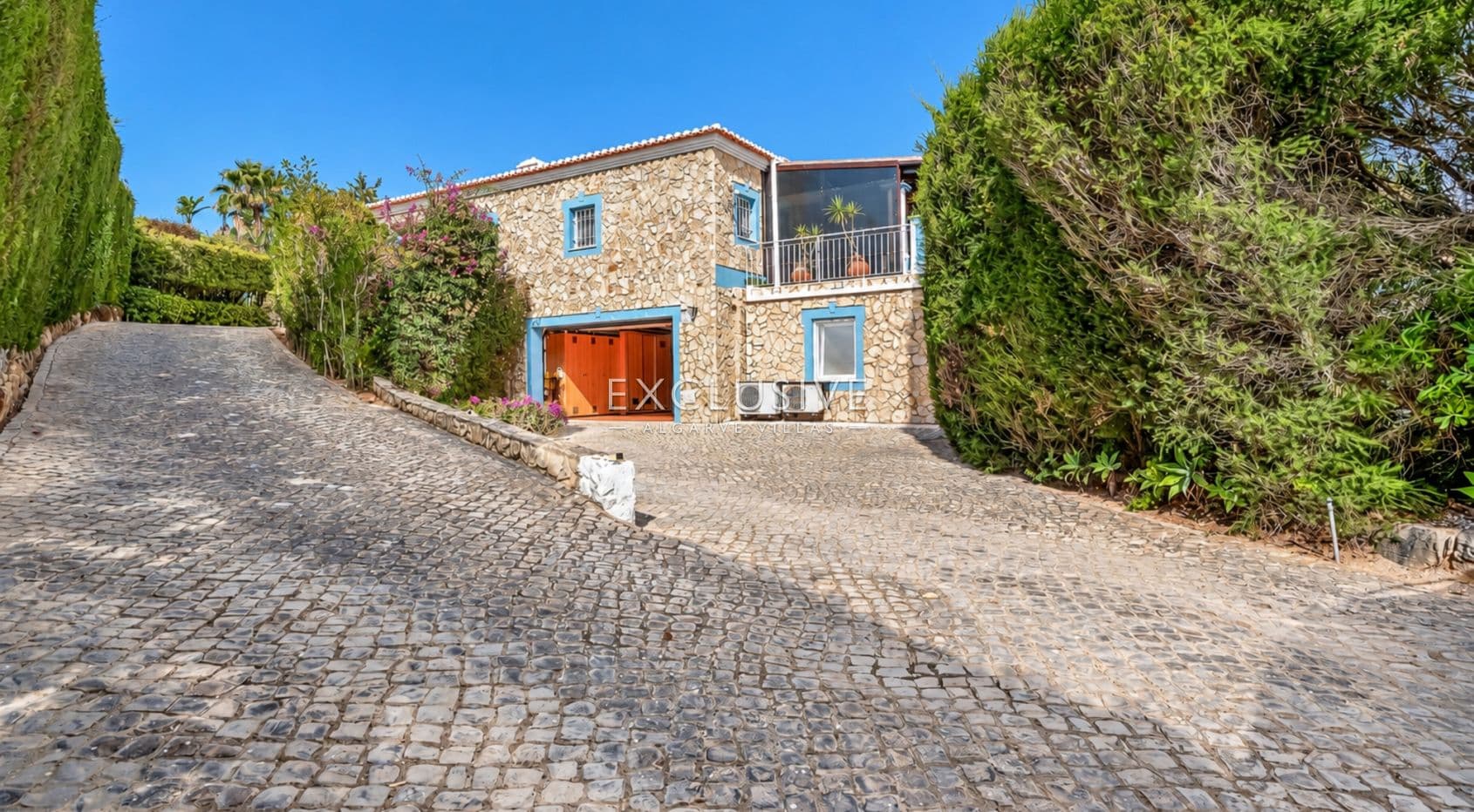 Sea front villa in Praia da Luz, Lagos