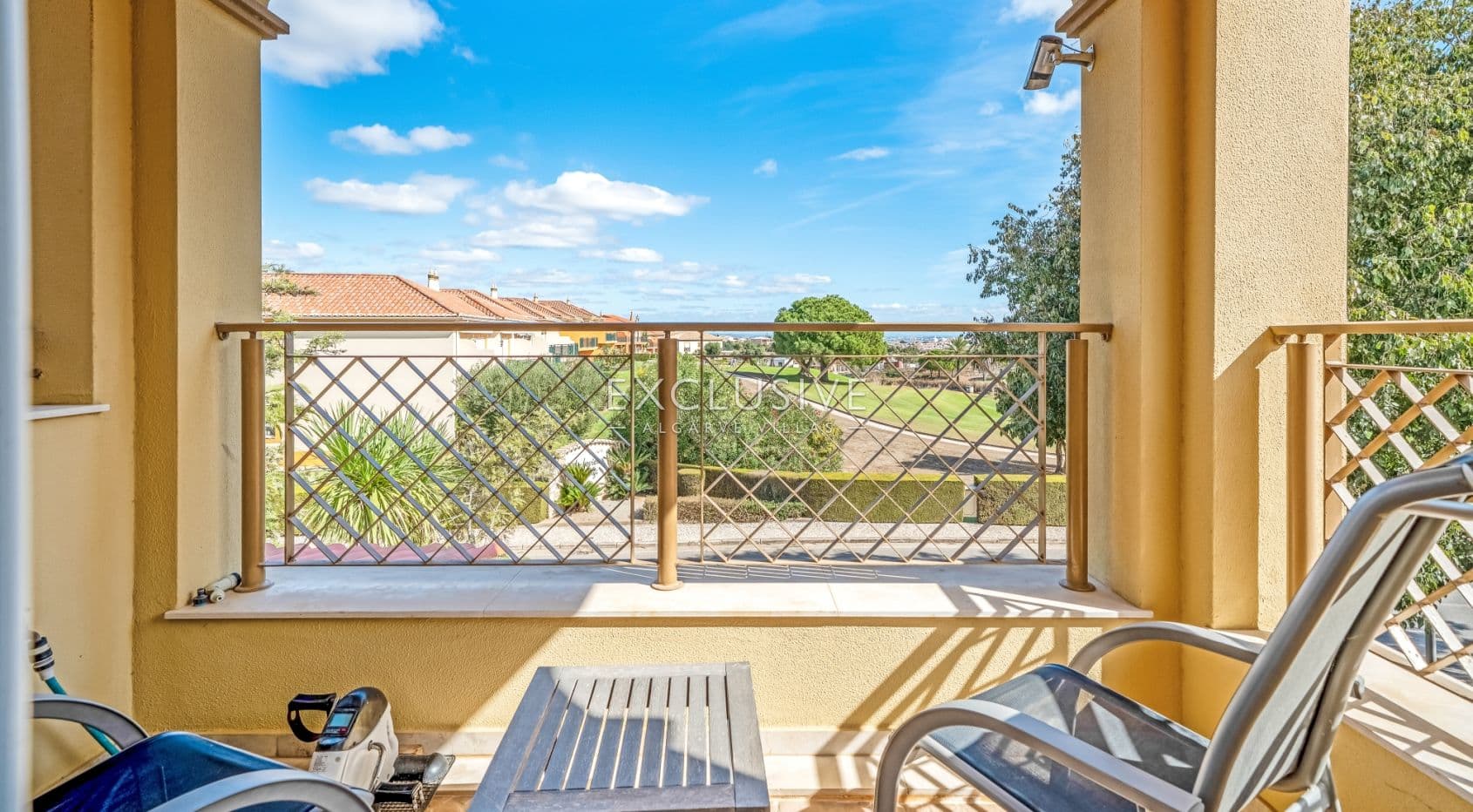Spacieuse propriété avec vue sur le golf et jardin privé à Boavista, Lagos