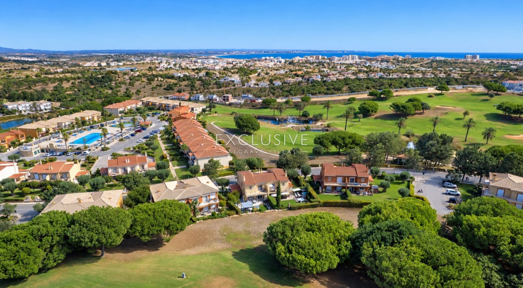 Spacieuse propriété avec vue sur le golf et jardin privé à Boavista, Lagos
