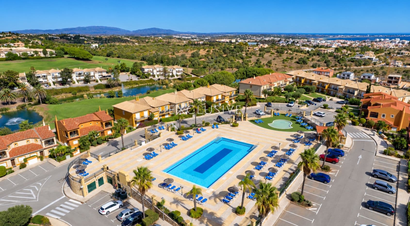 Spacieuse propriété avec vue sur le golf et jardin privé à Boavista, Lagos