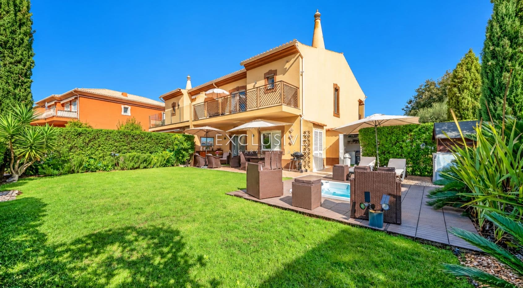 Spacieuse propriété avec vue sur le golf et jardin privé à Boavista, Lagos-1