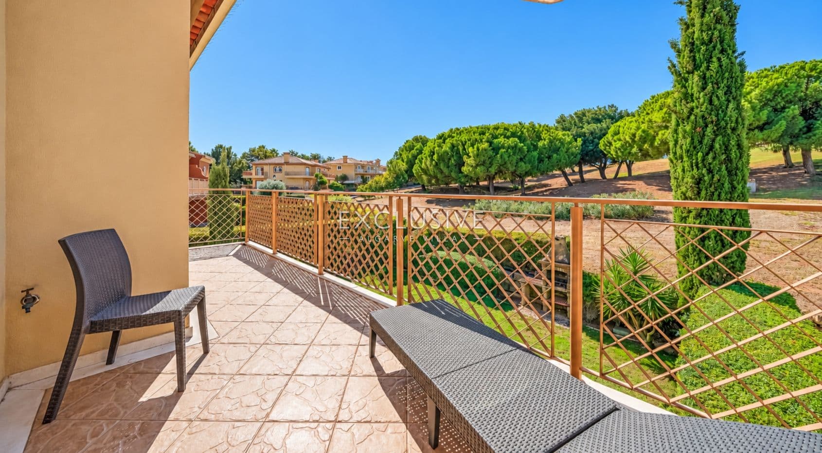 Spacieuse propriété avec vue sur le golf et jardin privé à Boavista, Lagos