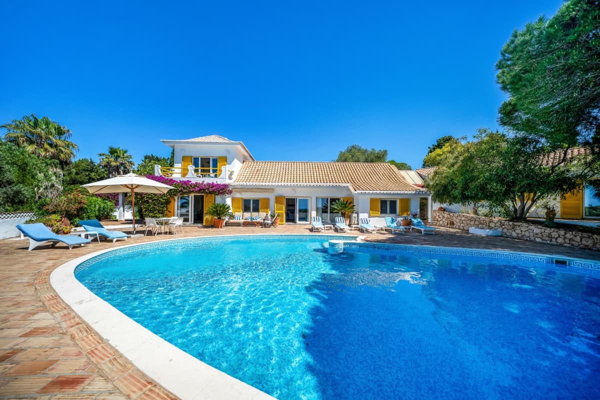 Algarve villa with pool overlooking the sea