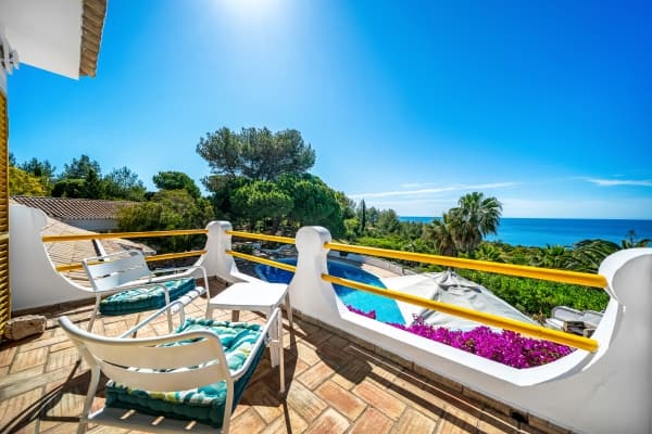 Selling Luxury Property in the Algarve: Pricing & Timing Strategy