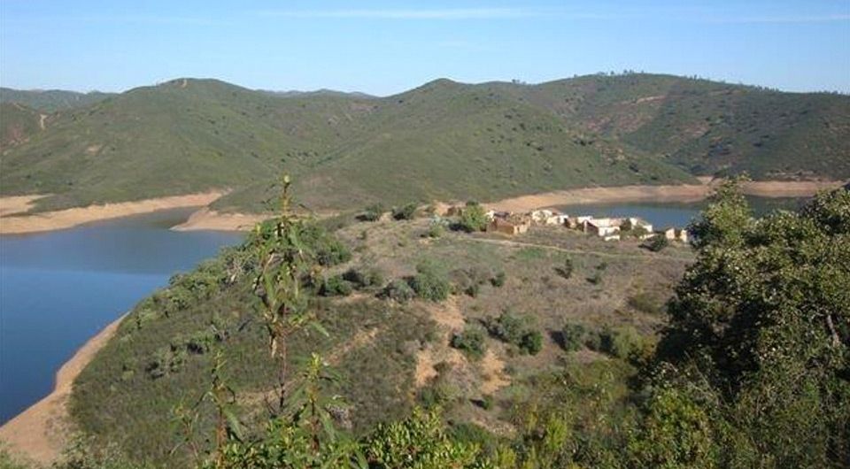 Buy stunning Waterfront plot for villa or tourism project near messines Algarve