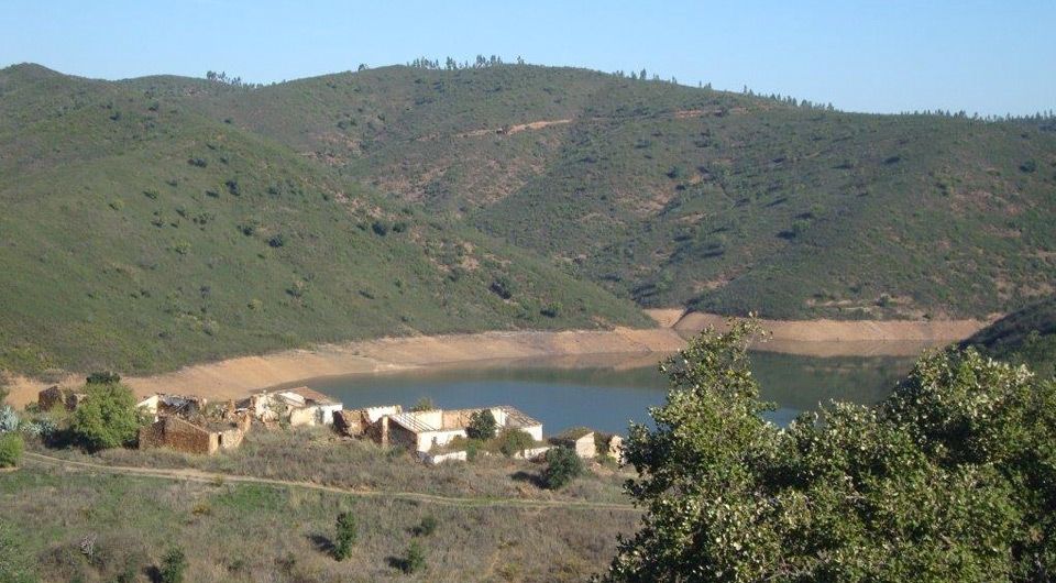 Buy stunning Waterfront plot for villa or tourism project near messines Algarve