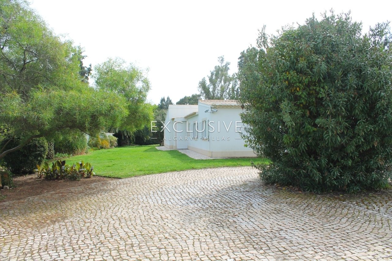 5 bedroom villa with pool in large grounds on Penina Golfcourse near Alvor