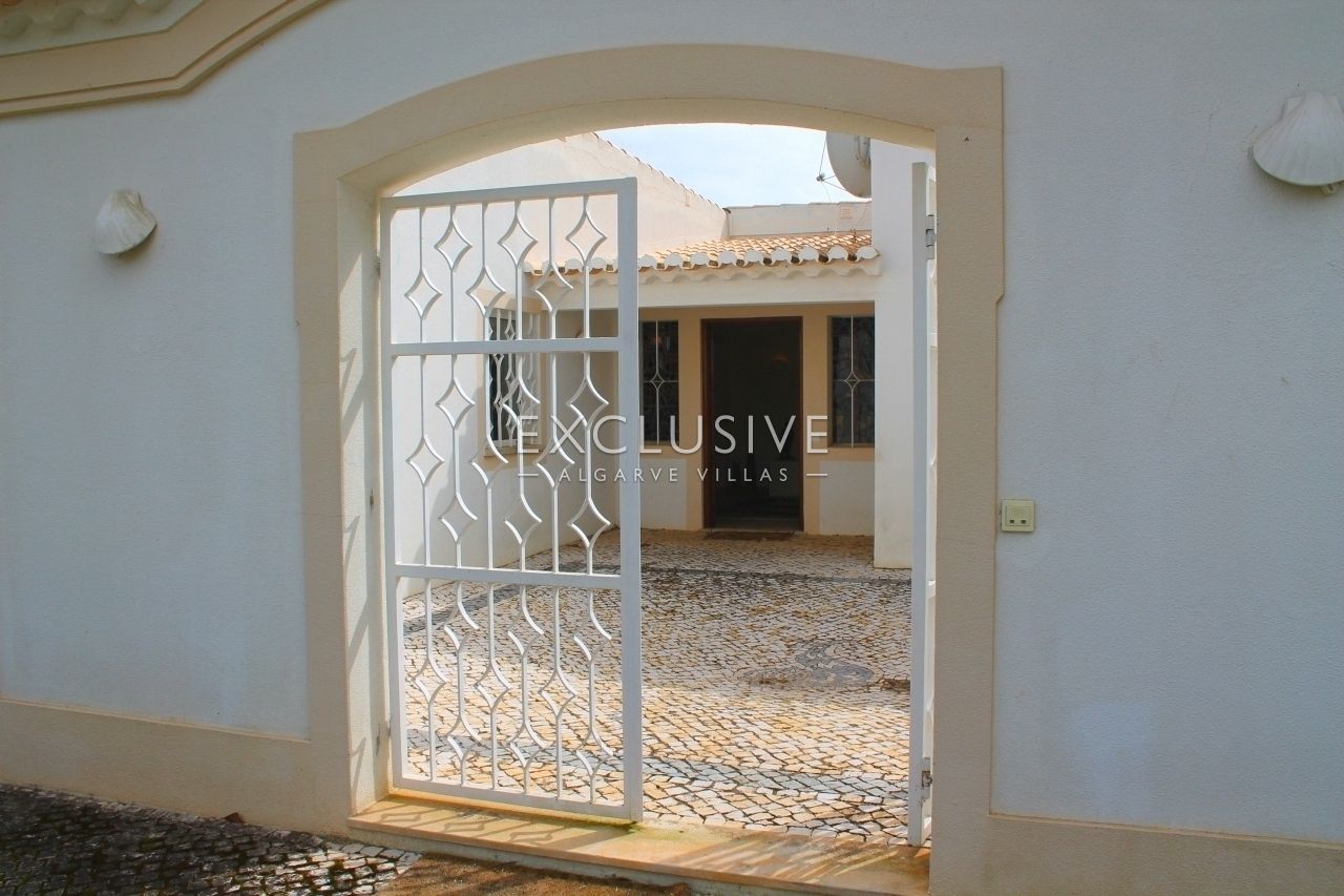 5 bedroom villa with pool in large grounds on Penina Golfcourse near Alvor