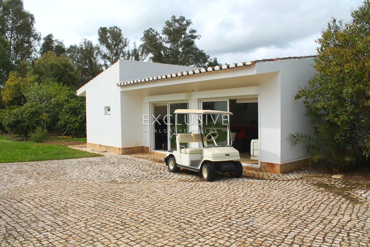 5 bedroom villa with pool in large grounds on Penina Golfcourse near Alvor