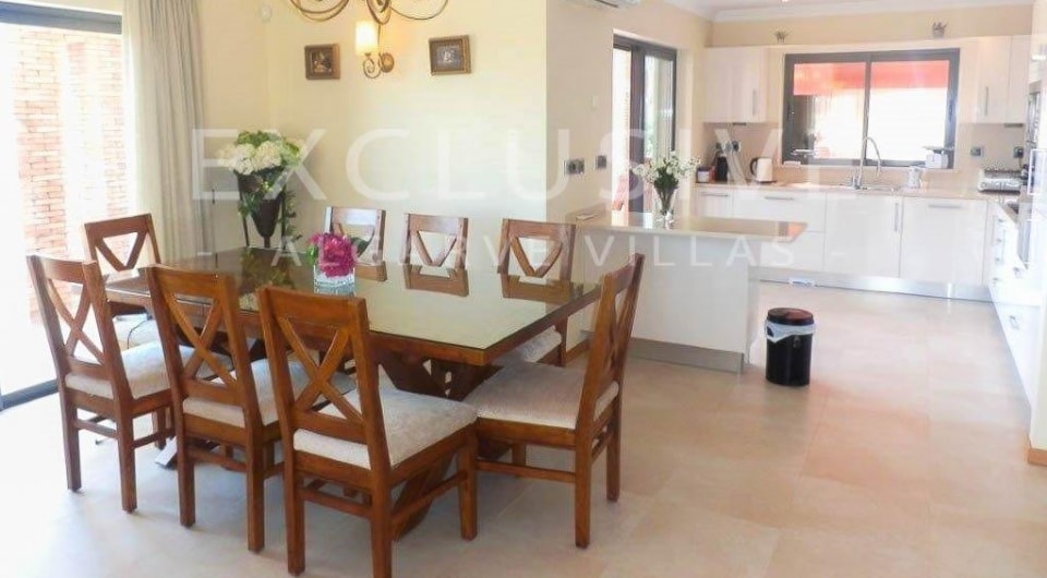 Stilvolle 4-Bett-Villa in Gehweite zum Strand von Porto de Mós Lagos, Algarve